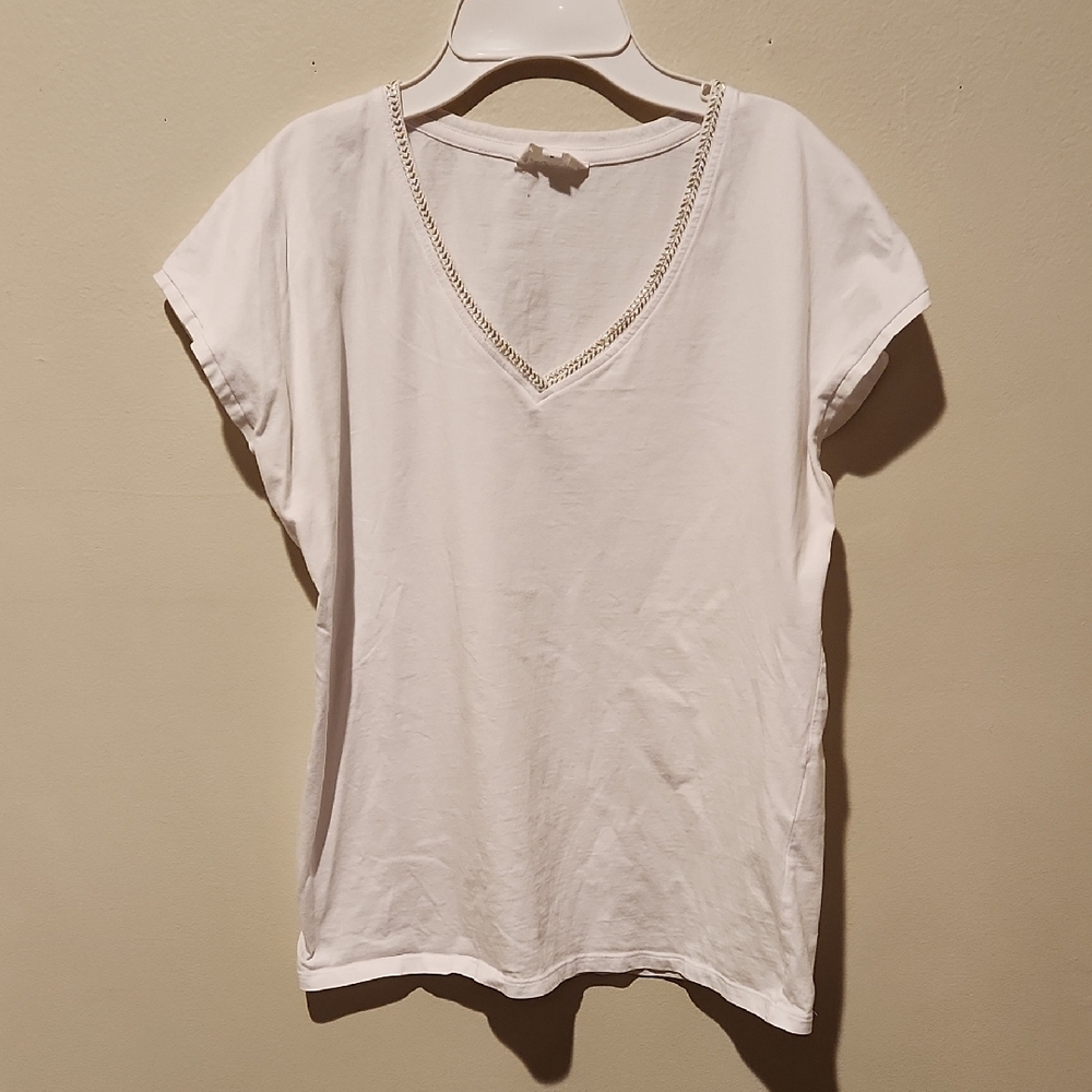 ❤️ MAISON 123 PARIS WHITE V-NECK TEE / TOP WITH METALLIC GOLD EMBROIDERY, MEDIUM